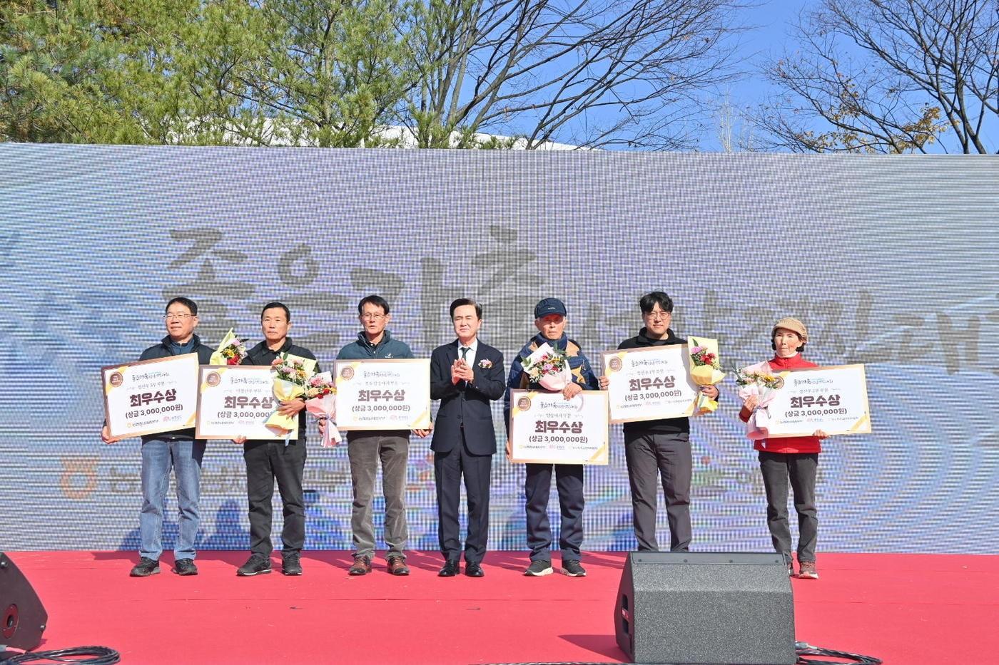 김태흠 지사&#40;가운데&#41;가 한우 부문 수상자들과 기념촬영을 하고 있다.&#40;충남도 제공. 재판매 및 DB금지&#41;/뉴스1