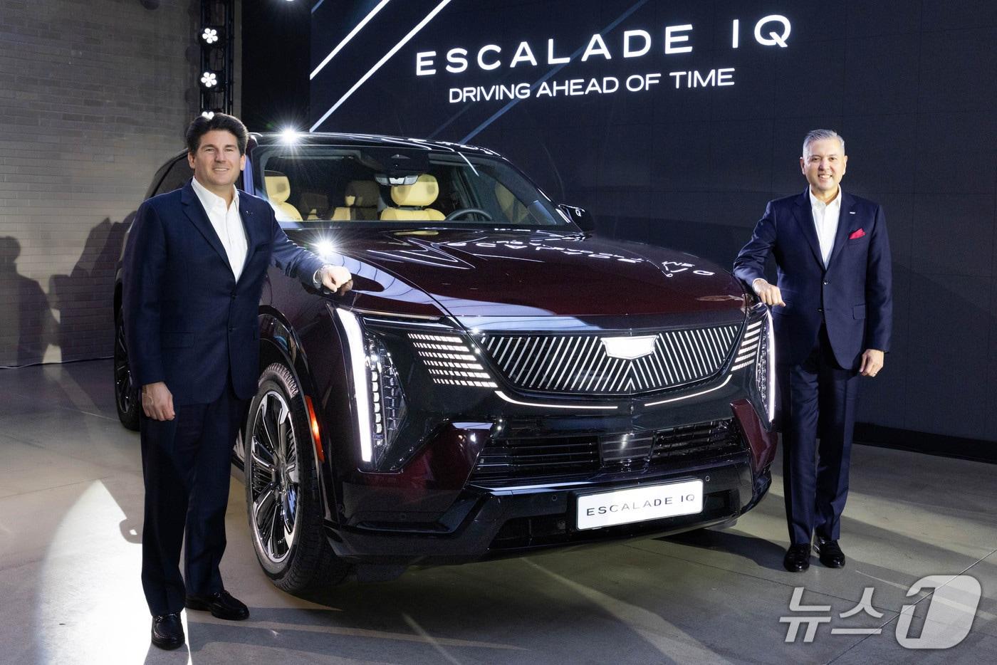  글로벌 캐딜락 부사장 존 로스&#40;왼쪽&#41;와 GM 한국사업장 사장 헥터 비자레알&#40;한국GM 제공&#41;