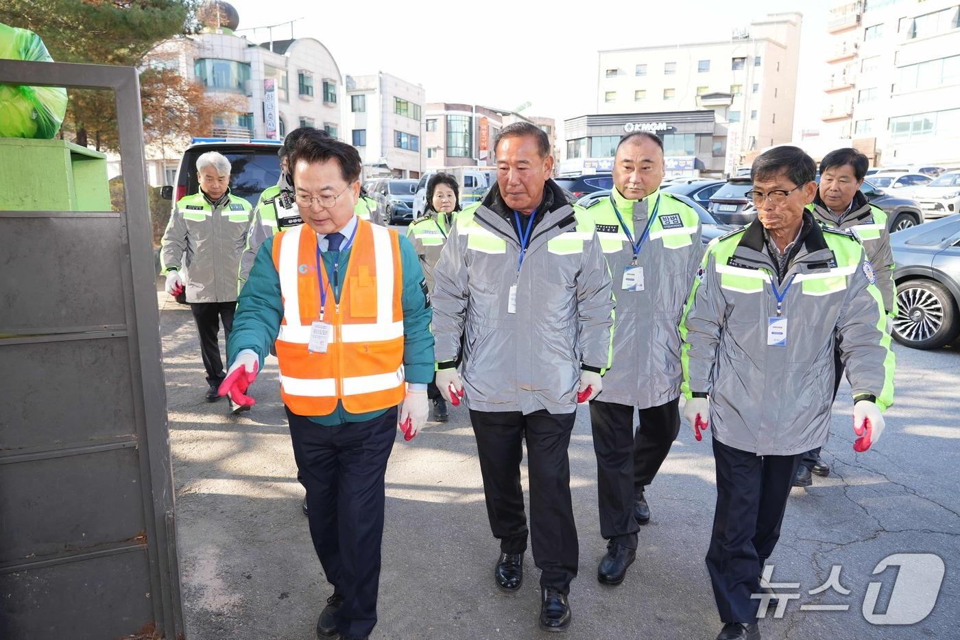 육동한 춘천시장, 쓰레기 불법투기 현장점검.&#40;춘천시 제공, 재판매 및 DB금지&#41;