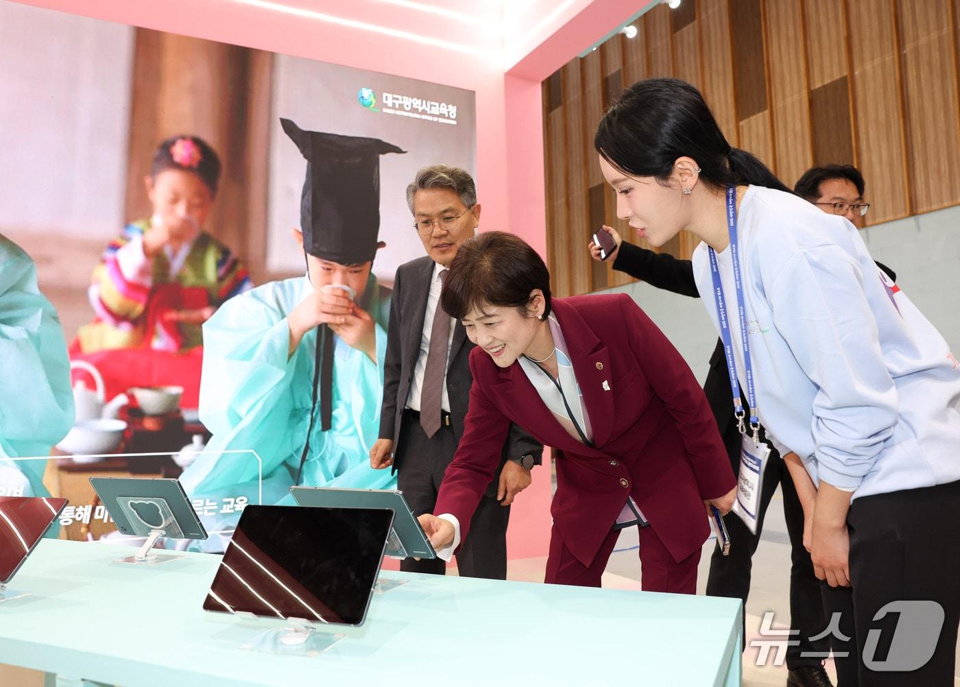 본문 이미지 - 강은희 대구교육감이 19일 울산전시컨벤션센터에서 개막한 &#39;2025 대한민국 지방시대 엑스포&#39; 대구교육청 부스를 찾아 대구 교육정책과 관련된 영상을 보고 있다. &#40;대구교육청 제공. 재판매 및 DB 금지&#41; 2025.11.19/뉴스1