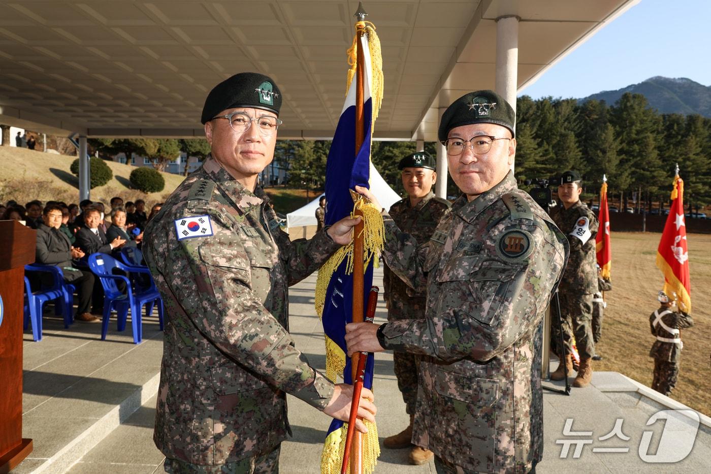 이상렬&#40;사진 오른쪽&#41; 신임 3군단장이 19일 군단 사령부에서 열린 제49대 군단장 취임식에서 주성운 지상작전사령관에게 부대기를 이양받고 있다.&#40;3군단 제공, 재판매 및 DB금지&#41;