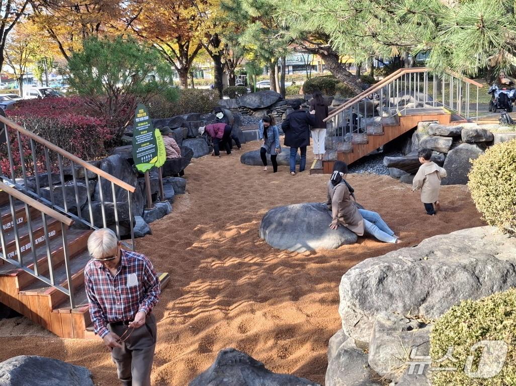 본문 이미지 - 대구 수성못 솔숲광장에 조성된 맨발 걷기 힐링장&#39;&#40;대구 수성구 제공. 재판매 및 DB금지&#41;
