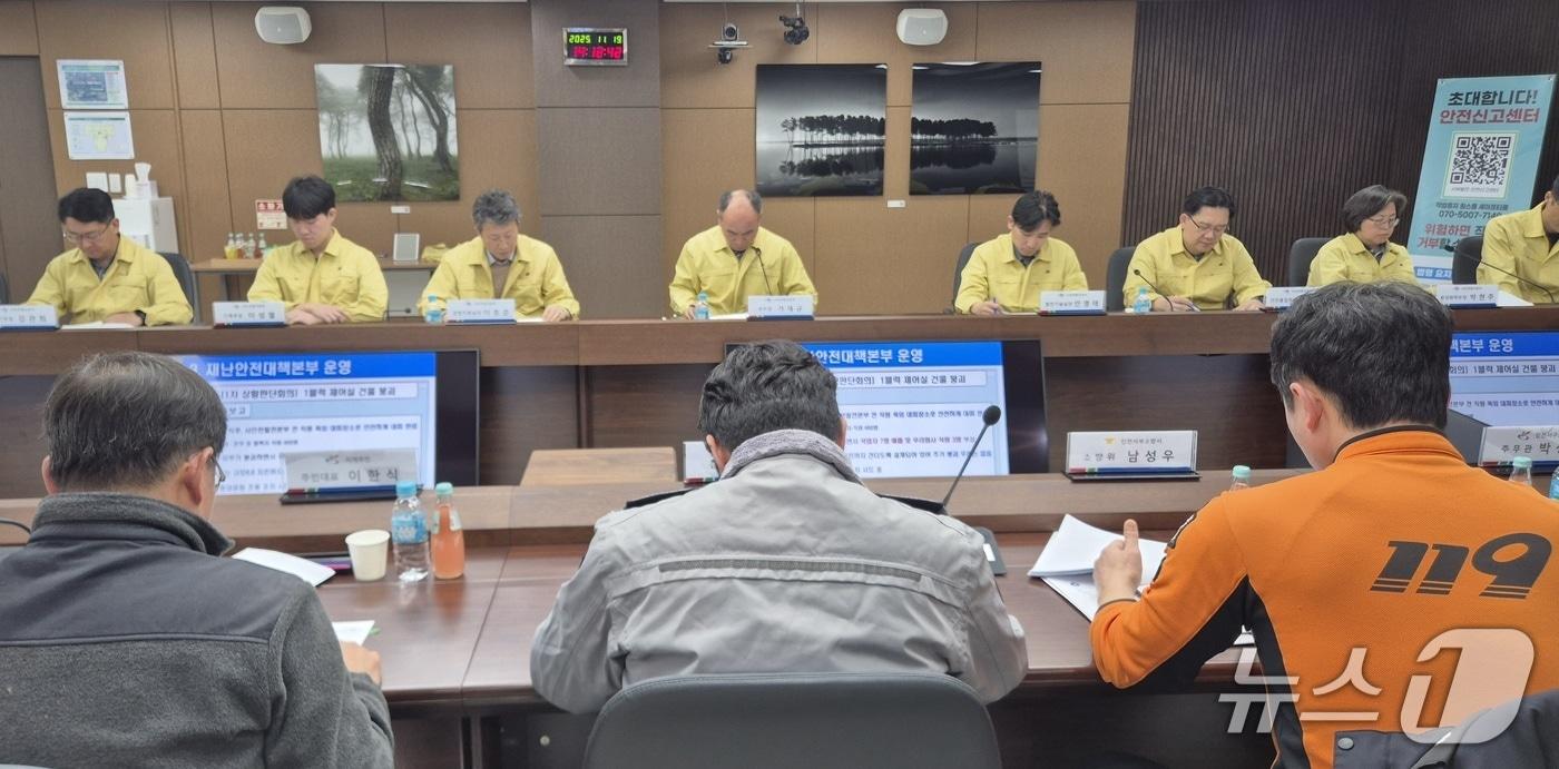 인천서구청과 인천서부소방서, 인천서부경찰서, 인천서구보건소, 협력사 등 6개 관계기관과 지역주민이 훈련에 참여 중인 모습&#40;서부발전 제공. 재판매 및 DB금지&#41;2025.11.19/뉴스1