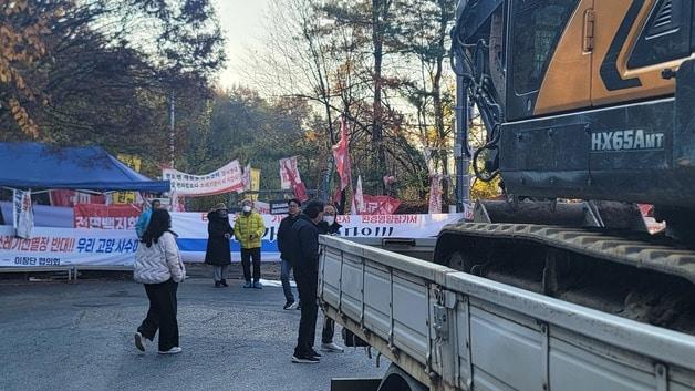 본문 이미지 - 지난해 11월 오전 충북 청주시 현도면 재활용선별센터 시공사가 준비한 중장비가 사업부지에 진입하지 못한 채 주차돼 있다.2025.11.19. ⓒ 뉴스1 임양규 기자