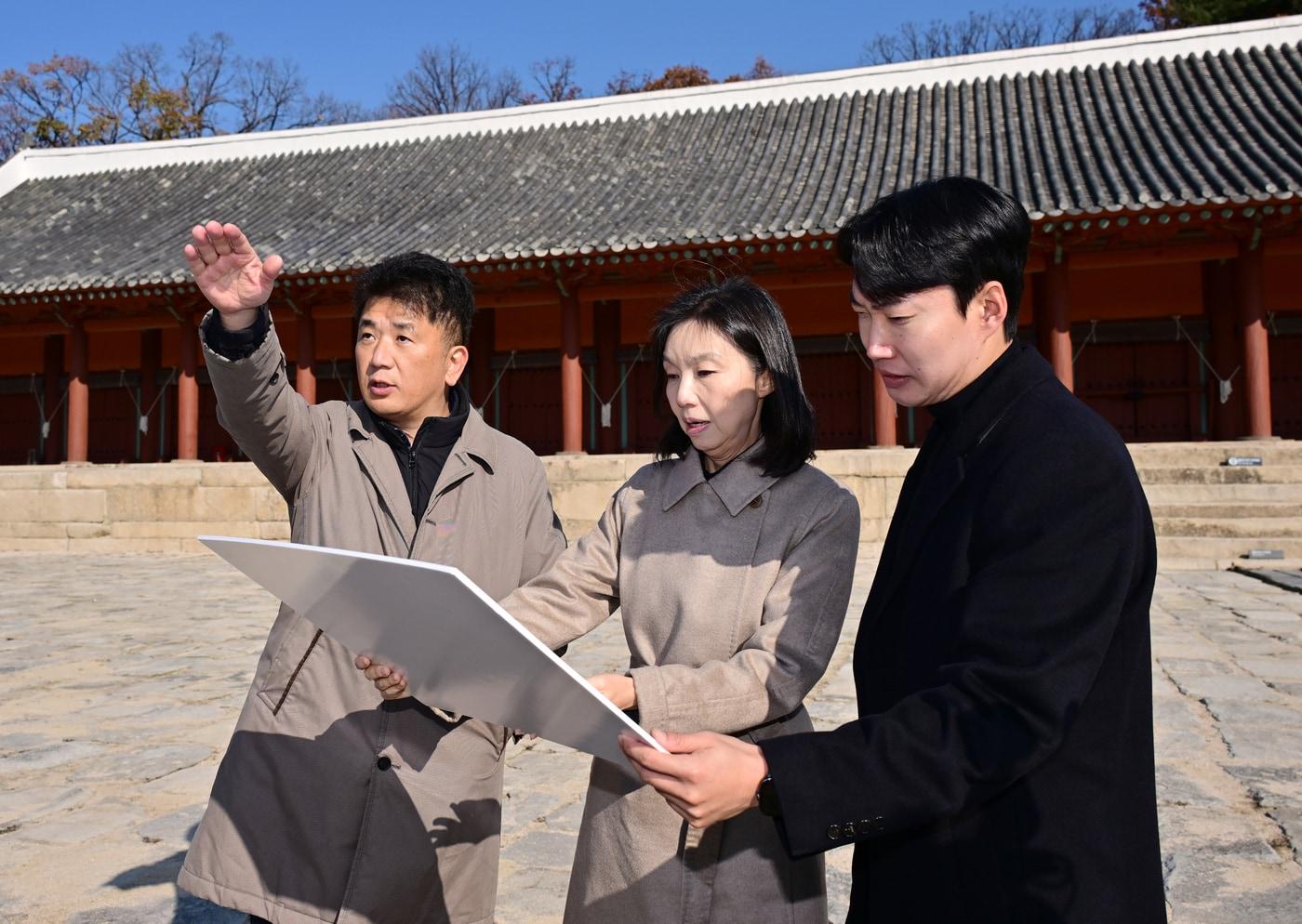 최호정 서울시의장이 19일 확인하고 있다.(서울시의회 제공)