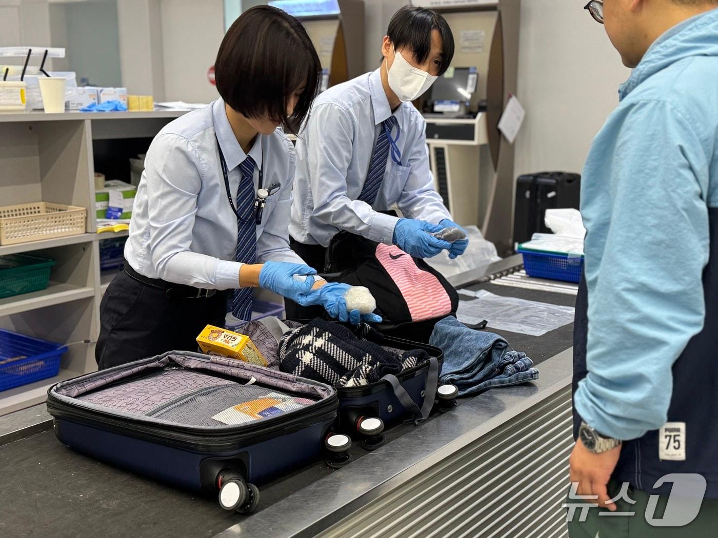 본문 이미지 - 인천국제공항세관 직원이 X-레이에서 수상한 물품이 발견된 캐리어를 검사하고 있다. 이는 시연 장면이다.2025.11.19/뉴스1