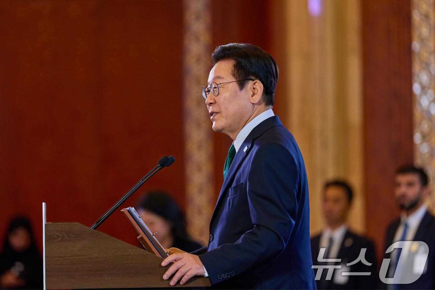 본문 이미지 - 아랍에미리트(UAE)를 국빈 방문한 이재명 대통령이 17일(현지 시간) 아부다비의 한 호텔에서 열린 동포 만찬 간담회에서 인사말을 하고 있다. (대통령실 제공. 재판매 및 DB 금지) 2025.11.19/뉴스1 ⓒ News1 허경 기자