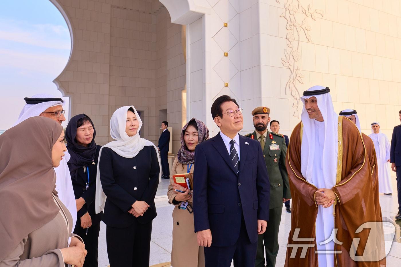 아랍에미리트(UAE)를 국빈 방문한 이재명 대통령과 김혜경 여사가 17일(현지 시간) 아부다비 셰이크 자이드 그랜드 모스크를 방문해 사원을 둘러보고 있다. (대통령실 제공. 재판매 및 DB 금지) 2025.11.19/뉴스1 ⓒ News1 허경 기자