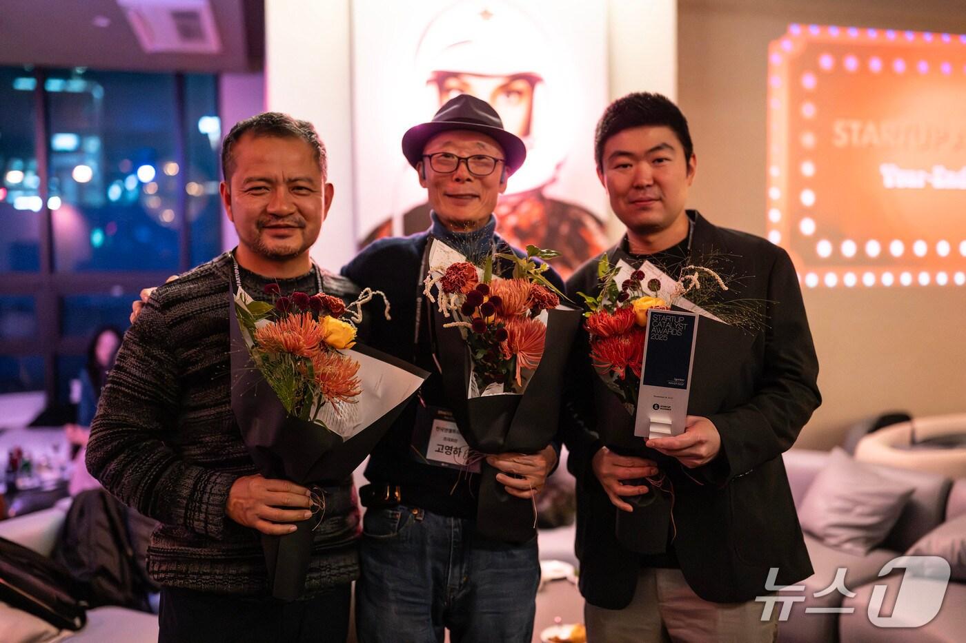 스타트업 캐탈리스트 어워드 2025 수상자들. 왼쪽부터 이기하 UKF 공동대표, 고영하 전 엔젤투자협회 회장, 차바로 네이버 D2SF 수석&#40;스타트업얼라이언스 제공&#41;