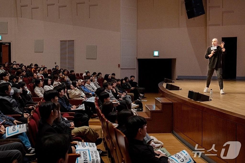 본문 이미지 - 지난 18일, 광양제철소 백운아트홀에서 방송인 타일러 초청 '스타트업 콘서트'가 진행됐다.(포스코 광양제철소 제공)