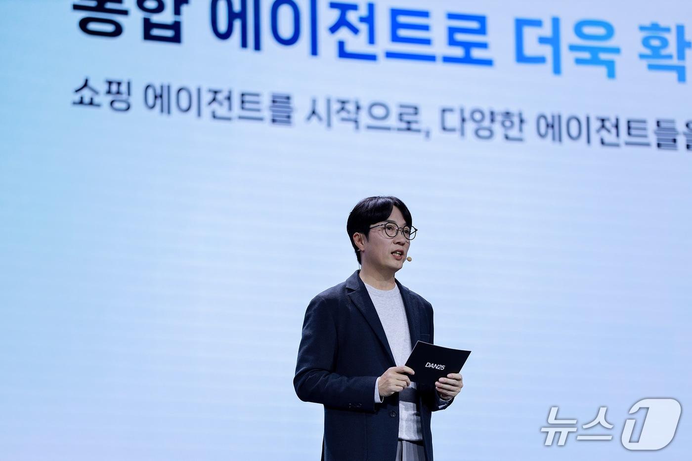 김범준 네이버 최고운영책임자&#40;COO&#41;가 6일 네이버 단25 컨퍼런스에서 키노트를 진행 중이다.&#40;네이버 제공&#41;/뉴스1