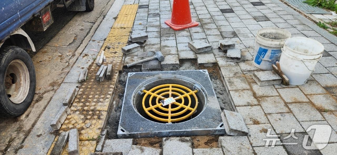 본문 이미지 - 울산 동구 일산해수욕장 일대에 설치한 추락방지용 맨홀.&#40;울산 동구 제공. 재판매 및 DB금지&#41;/뉴스1