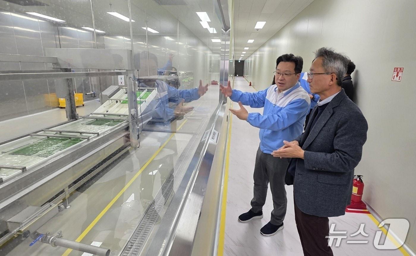 이경원 강원조달청장은 19일 홍천에 위치한 K-푸드 기업 &#39;세준에프앤비&#39; 찾아 공공조달시장 진입을 안내했다.&#40;강원조달청 제공. 재판매 및 DB금지&#41;/뉴스1