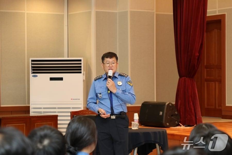 본문 이미지 - 김용진 해양경찰청장이 19일 군산해양경찰서를 방문해 일선 직원들과 소통의 시간을 가졌다.&#40;군산해경 제공. 재판매 및 DB금지&#41;