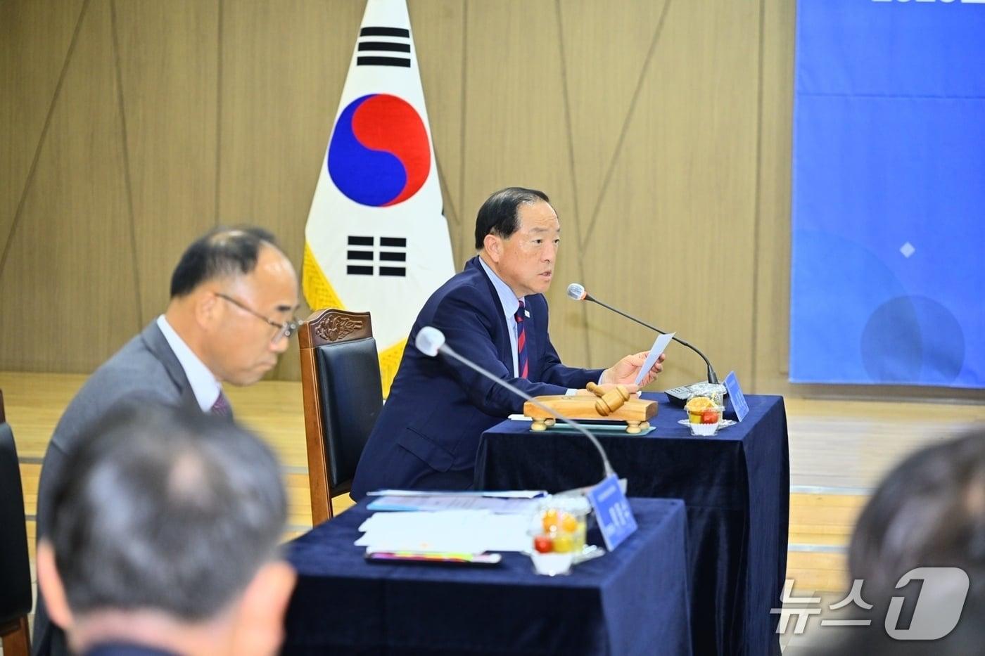 19일 강원 인제군청에서 열린 설악권 행정협의회 2025년 1차 정기회의에서 협의회장인 이병선 속초시장이 회의를 주재하고 있다.&#40;속초시 제공, 재판매 및 DB 금지&#41; 2025.11.19/뉴스1