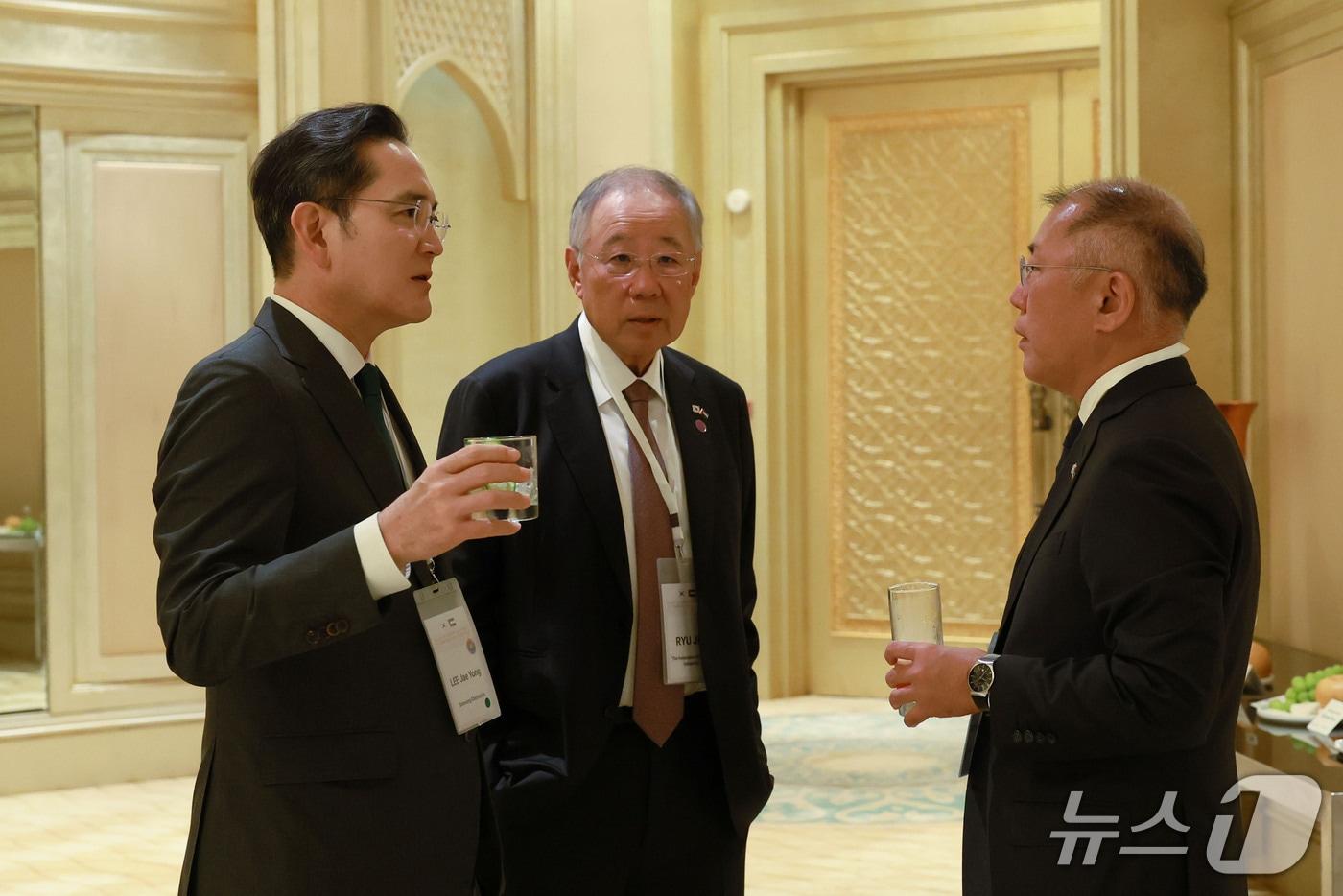이재용 삼성전자 회장, 정의선 현대차 그룹 회장, 류진 한경협 회장이 아부다비 에미레이트 팰리스 호텔에서 열린 &#39;한-UAE 비즈니스 라운드테이블&#39;에 참석해 환담을 나누고 있다. &#40;사진제공 = 한국경제인협회&#41; 