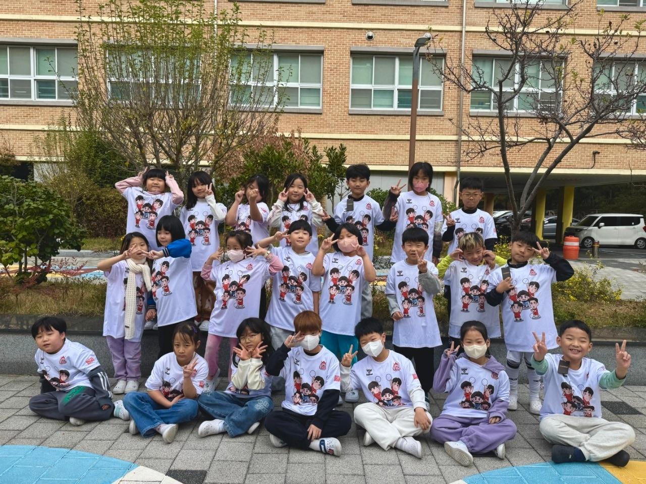 본문 이미지 - OK저축은행이 부산 초등학생에게 응원 티셔츠를 선물했다.&#40;OK저축은행 제공&#41; 