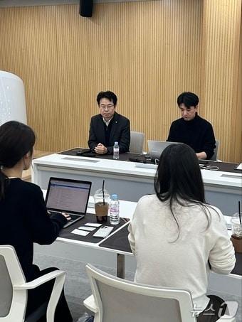 본문 이미지 - 농협은행 강원본부는 19일 강원 원주시에 위치한 수출기업을 찾아 관세 컨설팅을 실시했다.&#40;농협은행 강원본부 제공. 재판매 및 DB금지&#41;/뉴스1