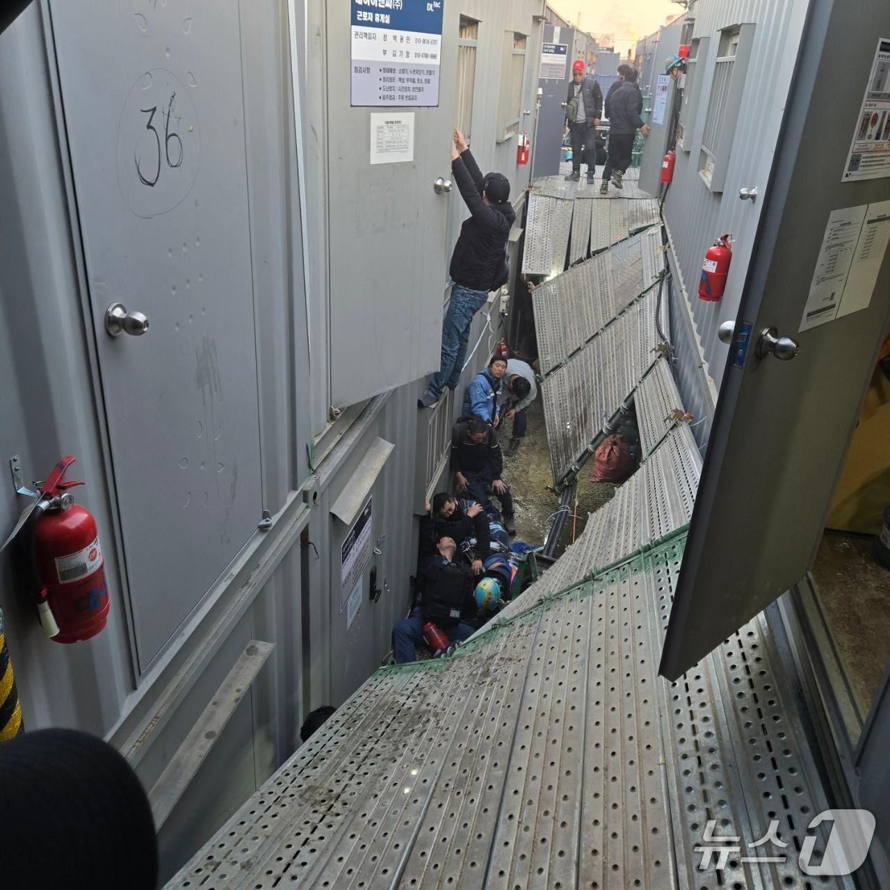 본문 이미지 - 19일 오후 5시 2분께 울산 울주군 샤힌프로젝트 건설 현장에서 컨테이너 사이에 놓인 2m 높이의 비계 다리가 무너졌다.&#40;민주노총 전국플랜트건설노조 울산지부 제공. 재판매 및 DB금지&#41;/뉴스1