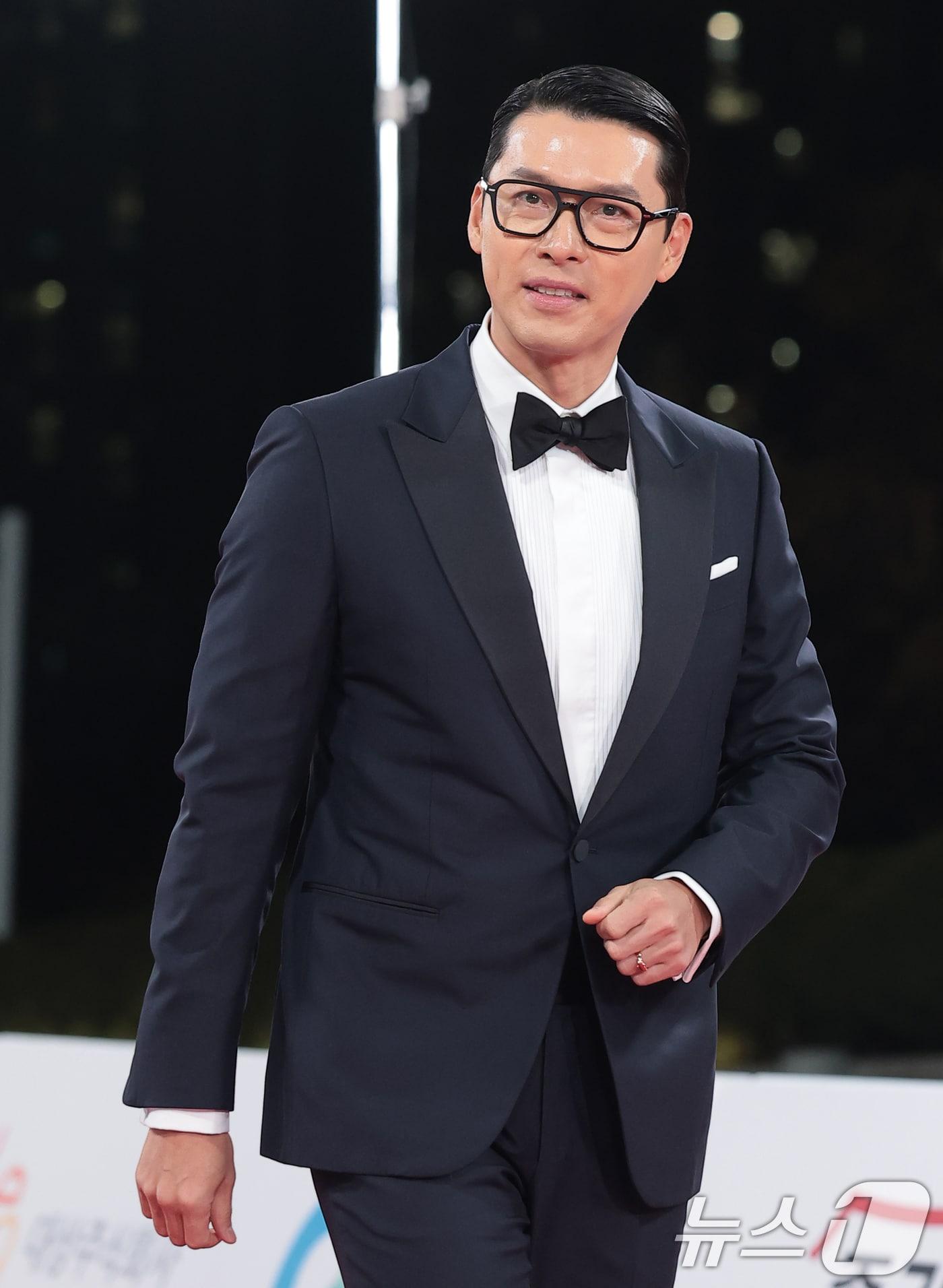 본문 이미지 - 배우 현빈이 19일 오후 서울 영등포구 KBS홀에서 열린 제46회 청룡영화상 시상식에 참석해 레드카펫을 밟고 있다. 2025.11.19/뉴스1 ⓒ News1 권현진 기자