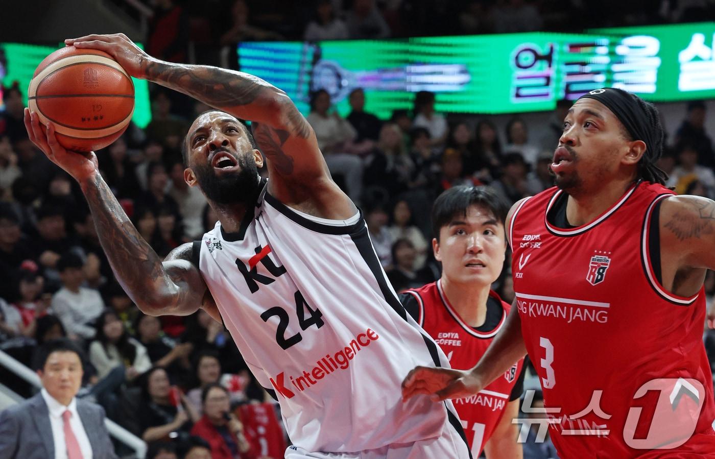 19일 오후 경기도 안양시 안양정관장아레나에서 열린 2025-2026 LG전자 프로농구 정규리그 안양 정관장과 수원 KT의 경기에서 KT 데릭 윌리엄스가 슛을 하고 있다. 2025.11.19/뉴스1 ⓒ News1 김명섭 기자