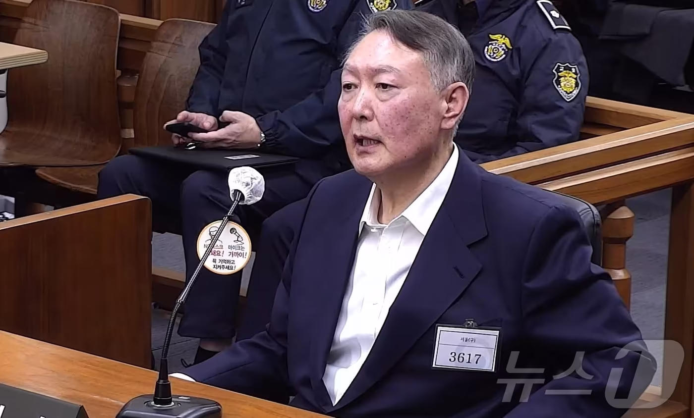 윤석열 전 대통령이 지난달 19일 오후 서울 서초구 서울중앙지방법원에서 열린 한덕수 전 국무총리의 내란 중요임무 종사 등 혐의 공판에 증인으로 출석하고 있다. &#40;서울중앙지법 제공. 재판매 및 DB 금지&#41;/뉴스1