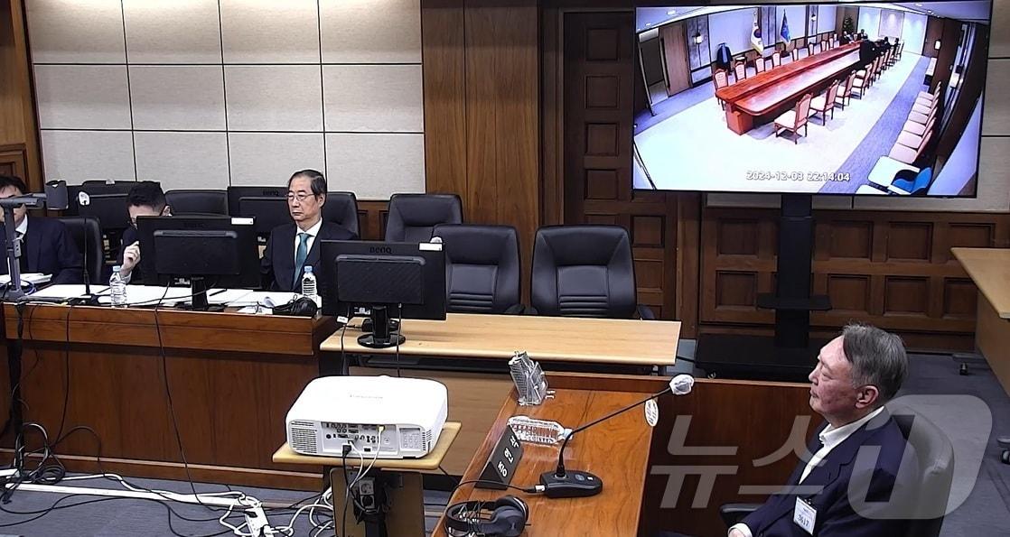 본문 이미지 - 윤석열 전 대통령이 지난해 11월 19일 오후 서울 서초구 서울중앙지방법원에서 열린 한덕수 전 국무총리의 내란 중요임무 종사 등 혐의 공판에 증인으로 출석하고 있다. (서울중앙지법 제공. 재판매 및 DB 금지) 2025.11.19 ⓒ 뉴스1