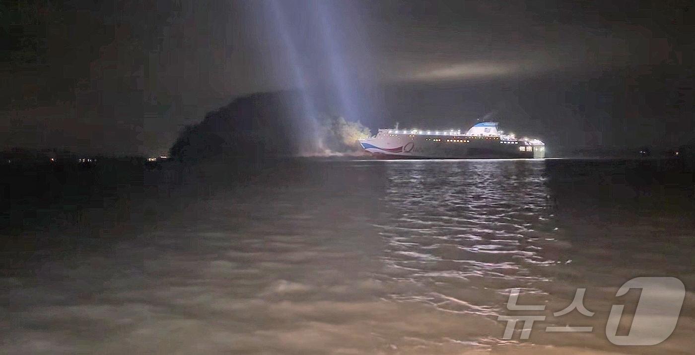 19일 오후 8시 16분쯤 전남 신안군 장산면 족도에 260여명이 탑승한 여객선이 좌초돼 해경이 구조 작업을 벌이고 있다.(사진=해경 제공. 재판매 및 DB 금지) 2025.11.19 2025.11.19/뉴스1