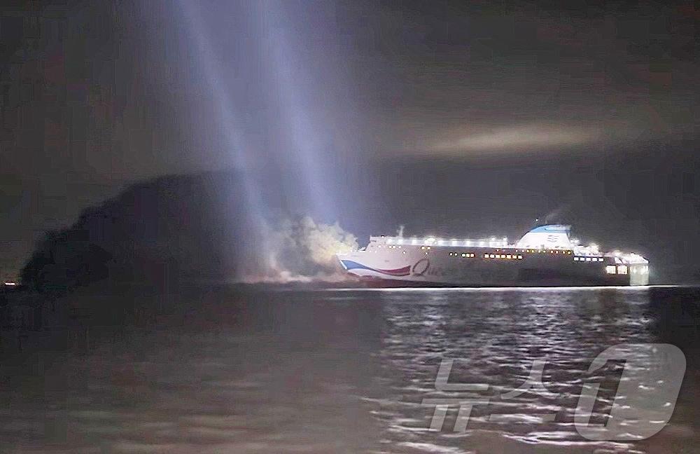 본문 이미지 - 19일 오후 8시 17분쯤 전남 신안군 장산면 족도에 대형 여객선이 좌초돼 해경이 구조 작업을 벌이고 있다. &#40;목포해경 제공. 재판매 및 DB 금지&#41; 2025.11.19/뉴스1