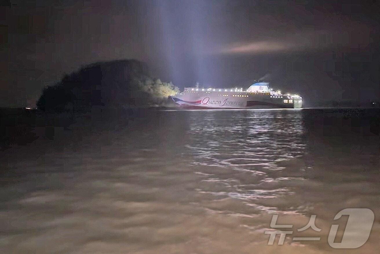 본문 이미지 - 19일 오후 8시 17분쯤 전남 신안군 장산면 족도에 여객선이 좌초돼 해경이 구조 작업을 벌이고 있다. &#40;목포해경 제공. 재판매 및 DB 금지&#41; 2025.11.19 ⓒ News1