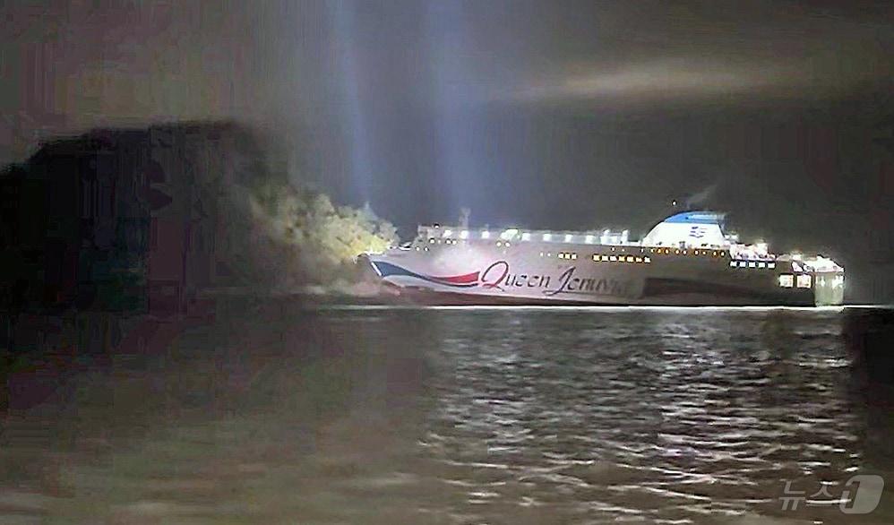 본문 이미지 - 19일 오후 8시 16분쯤 전남 신안군 장산면 족도에 260여명이 탑승한 여객선이 좌초돼 해경이 구조 작업을 벌이고 있다. &#40;목포해경 제공. 재판매 및 DB 금지&#41; 2025.11.19/뉴스1