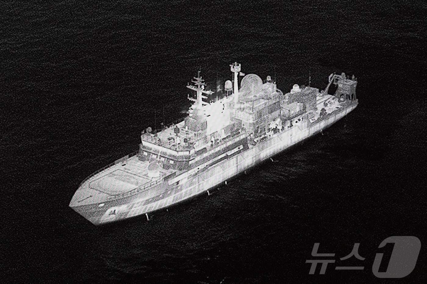 19일&#40;현지시간&#41; 영국 정부가 공개한 스코틀랜드 북부 해안에서 작전 중인 러시아 군함 얀타르함의 모습. 2025.11.19. ⓒ AFP=뉴스1 ⓒ News1 이정환 기자