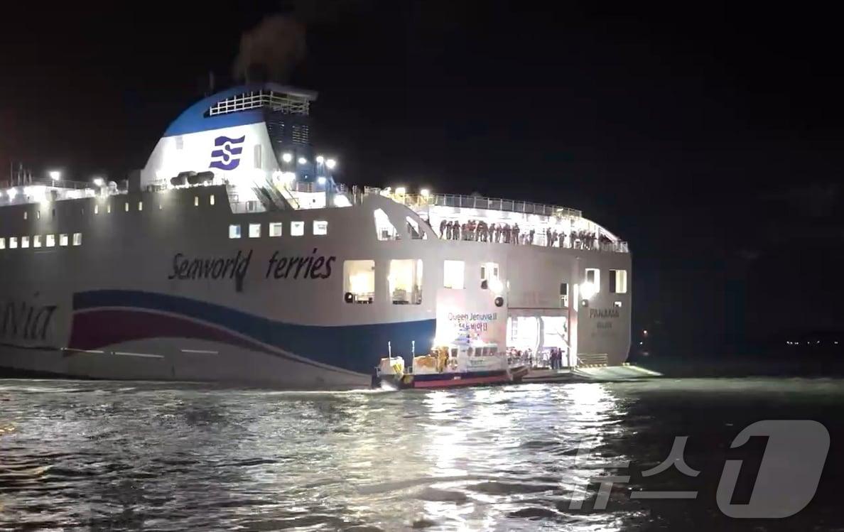 본문 이미지 - 19일 오후 8시 16분쯤 전남 신안군 장산면 족도에 260여명이 탑승한 여객선이 좌초돼 해경이 구조 작업을 벌이고 있다. &#40;목포해경 제공. 재판매 및 DB 금지&#41; 2025.11.19/뉴스1