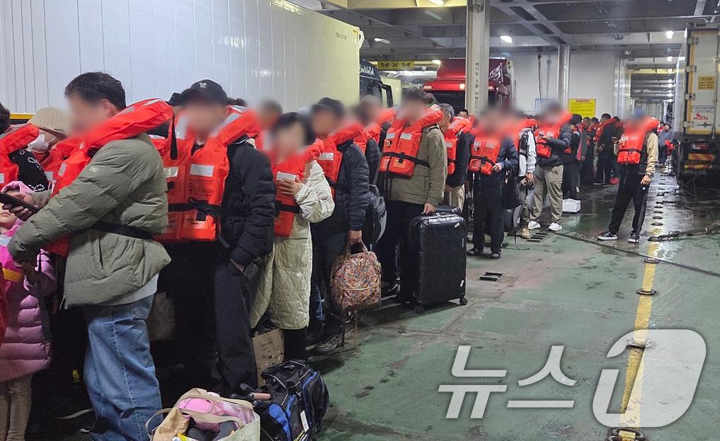 19일 오후 8시 17분쯤 전남 신안군 장산면 족도에서 좌초한 여객선 퀸제누비아2호에서 승객들이 구명조끼를 입고 하선 준비를 하고 있다. (독자 제공. 재배포 및 DB 금지) 2025.11.19/뉴스1