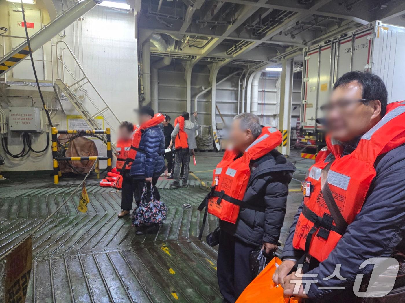 본문 이미지 - 19일 오후 8시 17분쯤 전남 신안군 장산면 족도에서 좌초한 여객선 퀸제누비아2호에서 승객들이 구명조끼를 입고 하선 준비를 하고 있다. &#40;독자 제공. 재배포 및 DB 금지&#41; 2025.11.19/뉴스1