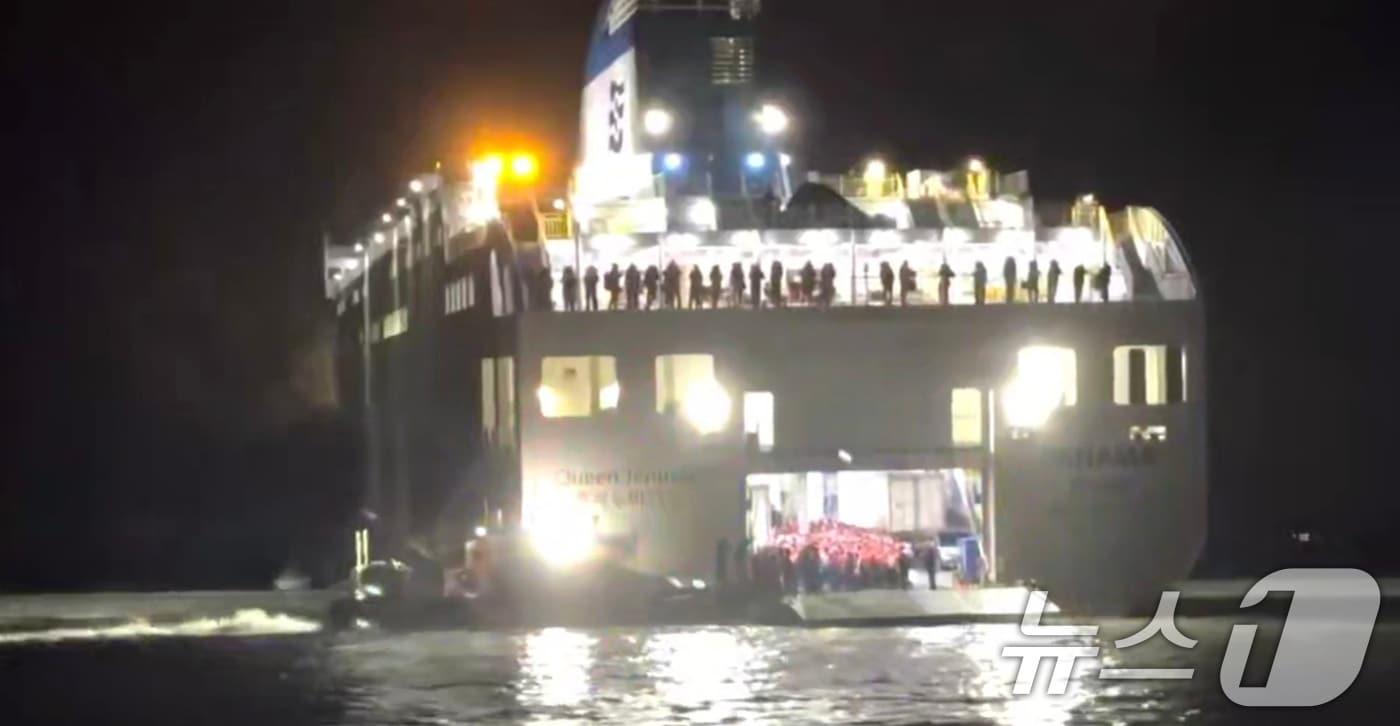 본문 이미지 - 19일 오후 8시 16분쯤 전남 신안군 장산면 족도에 260여명이 탑승한 여객선이 좌초돼 해경이 구조 작업을 벌이고 있다. (목포해경 제공. 재판매 및 DB 금지) 2025.11.19/뉴스1