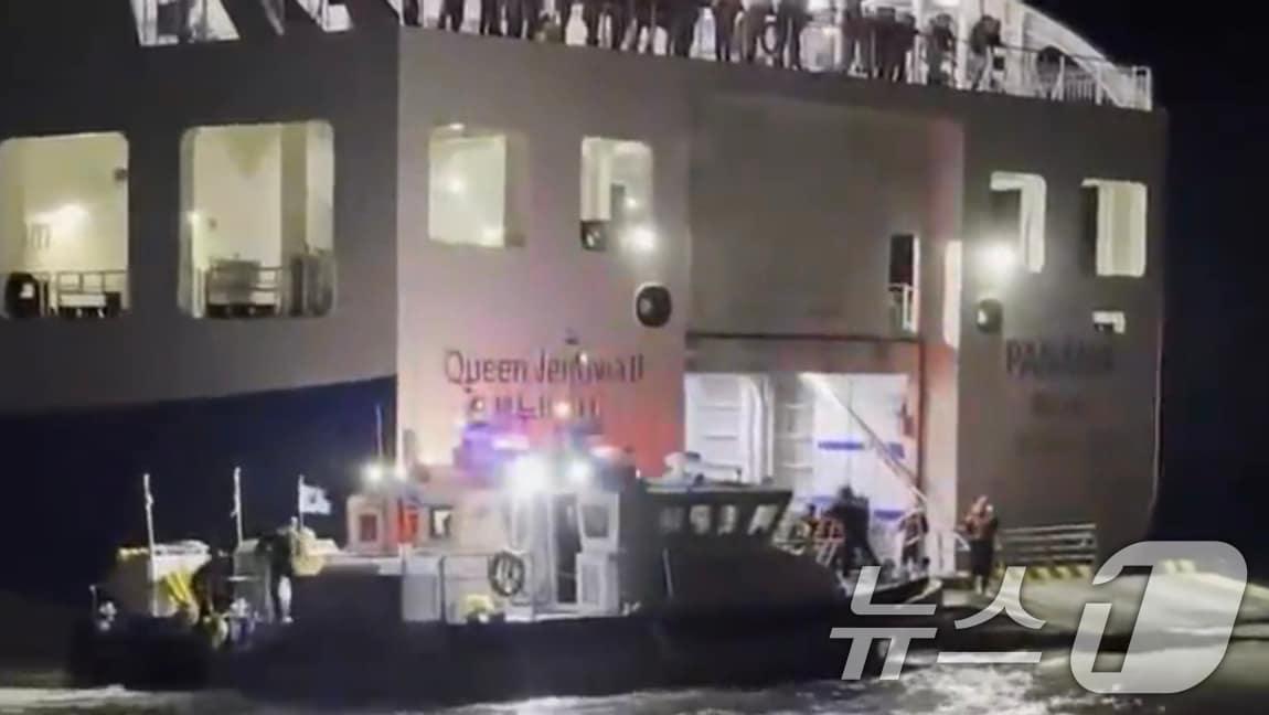 본문 이미지 - 19일 오후 8시 16분쯤 전남 신안군 장산면 족도에 260여명이 탑승한 여객선이 좌초돼 해경이 구조 작업을 벌이고 있다. (목포해경 제공. 재판매 및 DB 금지) 2025.11.19/뉴스1