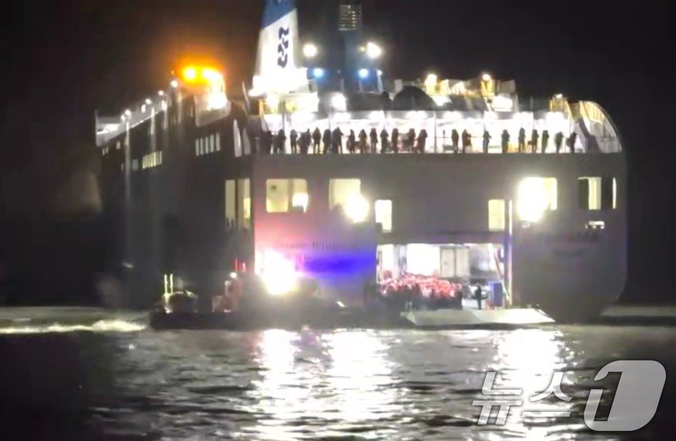 본문 이미지 - 19일 오후 8시 16분쯤 전남 신안군 장산면 족도에 260여명이 탑승한 여객선이 좌초돼 해경이 구조 작업을 벌이고 있다. &#40;목포해경 제공. 재판매 및 DB 금지&#41; 2025.11.19/뉴스1