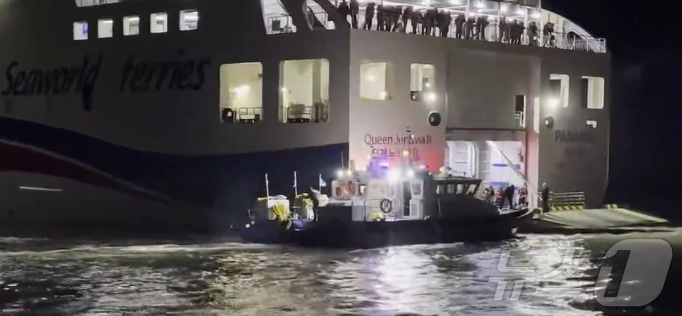 본문 이미지 - 19일 오후 8시 16분쯤 전남 신안군 장산면 족도에 260여명이 탑승한 여객선이 좌초돼 해경이 구조 작업을 벌이고 있다. (목포해경 제공. 재판매 및 DB 금지) 2025.11.19/뉴스1