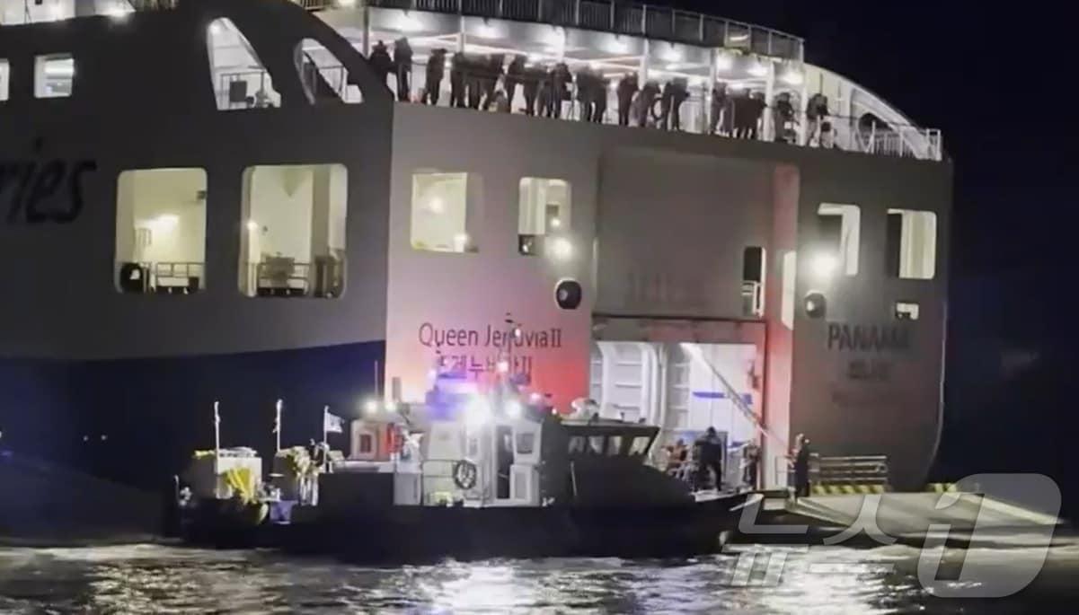 본문 이미지 - 19일 오후 8시 16분쯤 전남 신안군 장산면 족도에 260여명이 탑승한 여객선이 좌초돼 해경이 구조 작업을 벌이고 있다. &#40;목포해경 제공. 재판매 및 DB 금지&#41; 2025.11.19/뉴스1