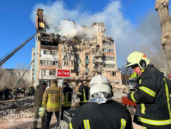 본문 이미지 - 19일&#40;현지시간&#41; 우크라이나 테르노필 시에서 러시아 공습으로 심하게 파손된 주거 건물 현장에서 구조대원들이 구조 활동을 펼치고 있다.  &#40;출처=우크라이나 국가비상국&#41;