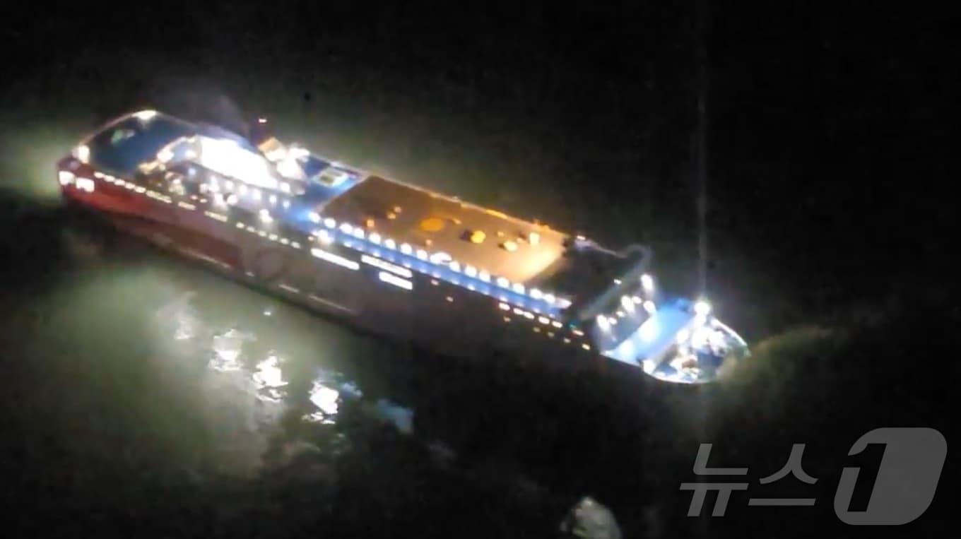 본문 이미지 - 19일 오후 8시 16분쯤 전남 신안군 장산면 족도에 260여명이 탑승한 여객선이 좌초돼 해경이 구조 작업을 벌이고 있다. &#40;목포해경 제공. 재판매 및 DB 금지&#41; 2025.11.19/뉴스1