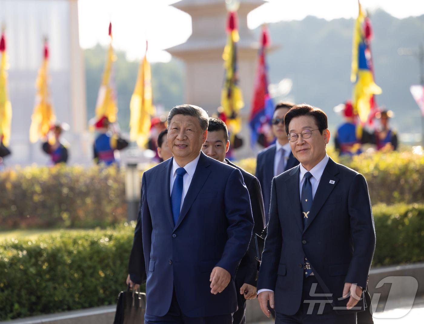 이재명 대통령과 시진핑 중국 국가주석이 지난해 11월 경주 APEC 정상회의 계기 정상회담을 가진 경북 경주시 경주박물관에서 함께 발걸음을 옮기고 있다. (대통령실 제공. 재판매 및 DB 금지) 2025.11.2/뉴스1 ⓒ News1 이재명 기자