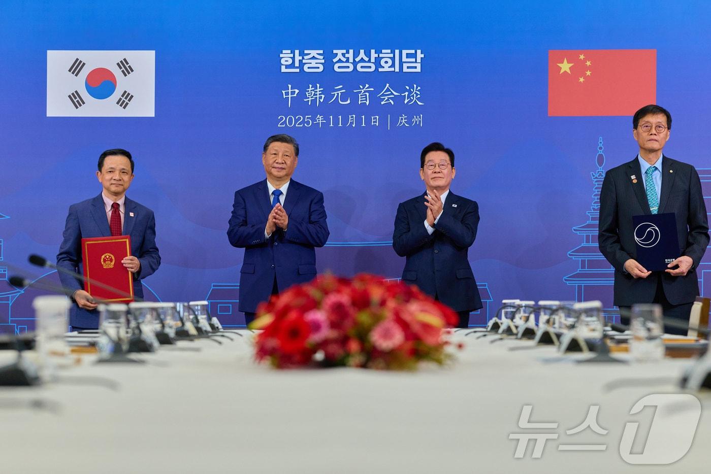 이창용 한국은행 총재와 다이빙 주한중국대사가 1일 경북 경주박물관에서 이재명 대통령과 시진핑 중국 국가주석이 참석한 가운데 &#39;원-위안 통화스왑 계약&#39;을 체결하고 있다. &#40;대통령실 제공. 재판매 및 DB 금지&#41; 2025.11.2/뉴스1 ⓒ News1 이재명 기자
