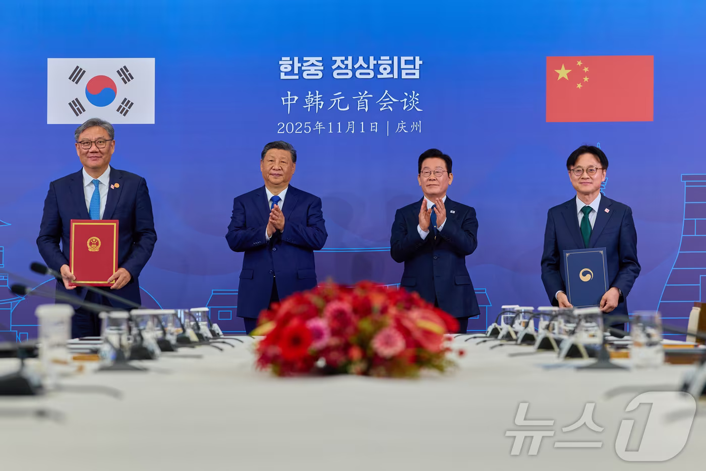 김정관 산업통상부 장관과 중국 왕원타오 상무부장이 1일 경북 경주박물관에서 이재명 대통령과 시진핑 중국 국가주석이 참석한 가운데 &#39;서비스 무역 교류 협력 강화&#39; 양해각서를 체결하고 있다. &#40;대통령실 제공. 재판매 및 DB 금지&#41; 2025.11.2/뉴스1 ⓒ News1 이재명 기자