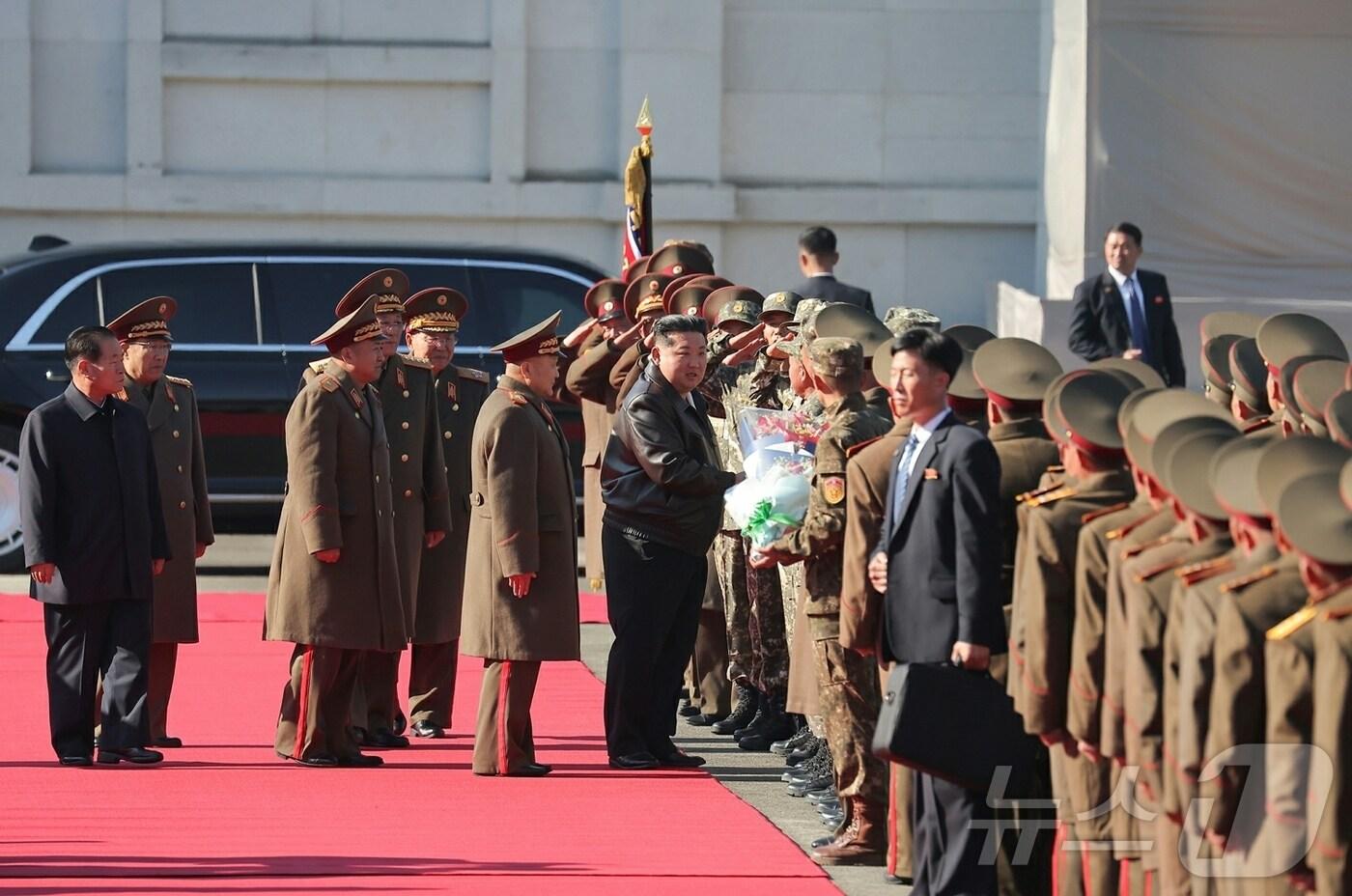 &#40;평양 노동신문=뉴스1&#41; = 노동당 기관지 노동신문은 2일 &#34;조선노동당 총비서이시며 조선민주주의인민공화국 국무위원장이신 경애하는 김정은 동지께서 11월 1일 조선인민군 제11군단 지휘부를 방문하시였다&#34;라고 보도했다. [국내에서만 사용가능. 재배포 금지. DB 금지. For Use Only in the Republic of Korea. Redistribution Prohibited] rodongphoto@news1.kr