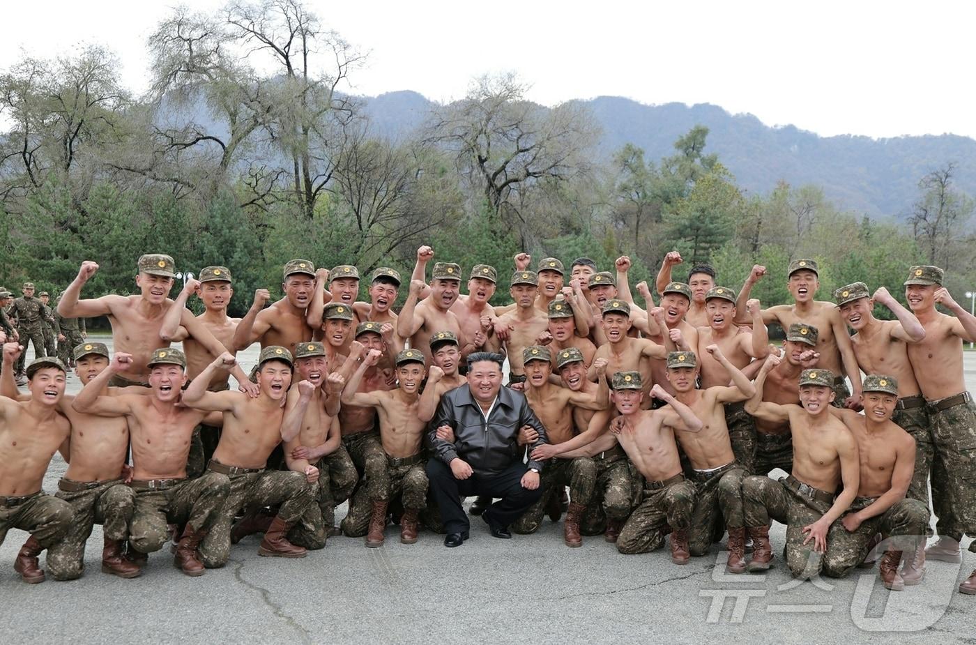 &#40;평양 노동신문=뉴스1&#41; = 노동당 기관지 노동신문은 2일 &#34;조선노동당 총비서이시며 조선민주주의인민공화국 국무위원장이신 경애하는 김정은 동지께서 11월 1일 조선인민군 제11군단 지휘부를 방문하시였다&#34;라고 보도했다. 11군단은 &#39;폭풍군단&#39;으로 불리며, 작년 러시아에 파병된 특수부대다. [국내에서만 사용가능. 재배포 금지. DB 금지. For Use Only in the Republic of Korea. Redistribution Prohibited] rodongphoto@news1.kr