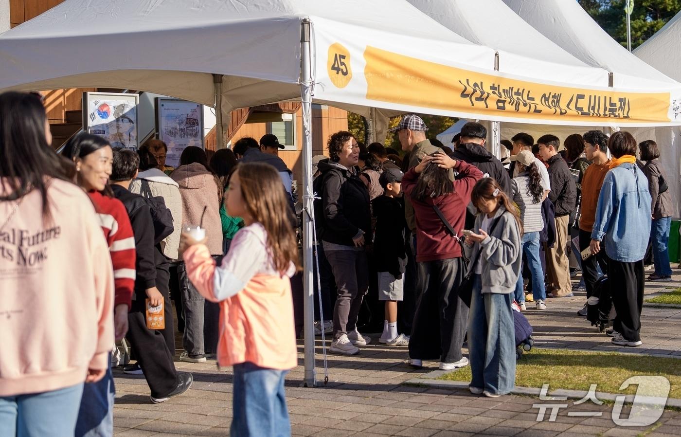 충북 증평군은 지난 1일 군립도서관 일원에서 &#39;2025 증평 배움누리 3행 축제&#39;를 성황리에 개최했다.&#40;증평군 제공, 재판매 및 DB금지&#41;/뉴스1