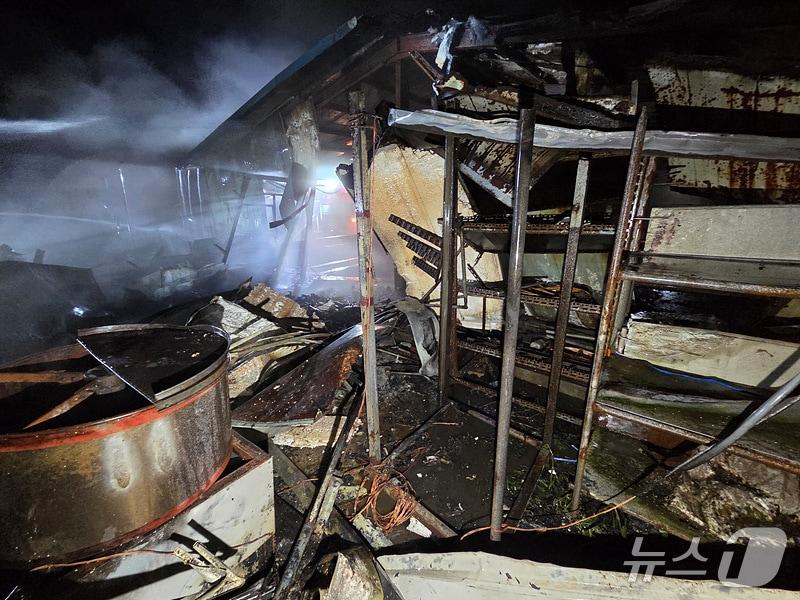 본문 이미지 - 천안 동남구 돈사 화재 현장. &#40;천안동남소방서 제공, 재판매 및 DB금지&#41; / 뉴스1 