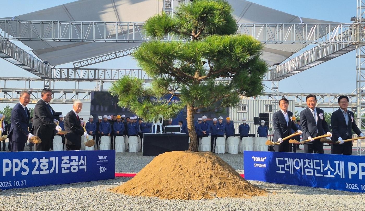 (왼쪽부터) 김영섭 도레이첨단소재 사장, 큐노 모토히사 도레이첨단소재 회장, 닛카쿠 아키히로 도레이 회장, 김의겸 새만금개발청장, 김관영 전북특별자치도지사, 신영대 국회의원.(도레이첨단소재 제공)